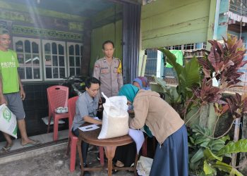 Sambang, Bhabinkamtibmas Polsek Lebong Utara Monitoring Penyaluran Bantuan Pangan di Desa Kampung Muara Aman