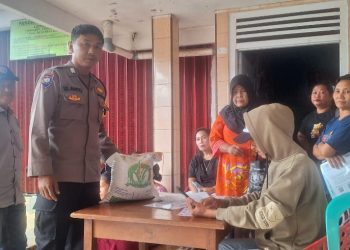 Sambang, Bhabinkamtibmas Polsek Lebong Utara Monitoring Penyaluran Bantuan Pangan di Desa Tunggang