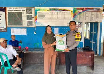 Bhabinkamtibmas Polsek Lebong Utara Monitoring Penyaluran Bantuan Pangan di Desa Nangai Tayau