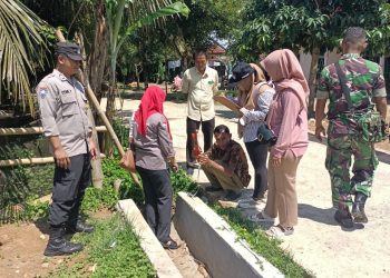 Bhabinkamtibmas Polsek Pino Raya Hadiri Serah Terima 100% Pembangunan Siring Pasang di Desa Binaan