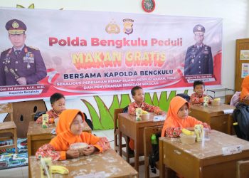 Makan Gratis, Peresmian Fasilitas Sekolah dan Penyerahan Seragam Sekolah adalah Aksi Nyata dari Program ‘Polda Bengkulu Peduli’ untuk Masyarakat