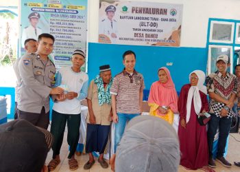 Bhabinkamtibmas Polsek Lebong Atas Hadiri Penyaluran BLT DD di Desa Daneu