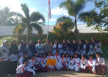 Bhabinkamtibmas Berikan Motivasi Pada Saat Jadi Pembina Upacara di SDN 43 Sukaraja