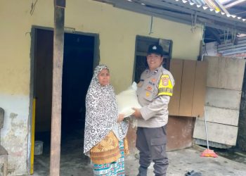 Polsek Selupu Rejang Salurkan Bantuan Sosial Door-to-Door untuk Warga Kurang Mampu