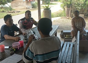 Lakukan Patroli Siang, Bhabinkamtibmas Berikan Himbauan Aturan Berlalu Lintas