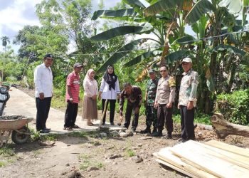 Bhabinkamtibmas Polsek Seginim Hadiri Peletakan Batu Pertama Pembangunan Rabat Beton di Desa Binaan