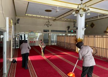 Polsek Padang Ulak Tanding Gelar Bakti Religi Bersama Warga untuk Peringati Bulan Bakti Lingkungan