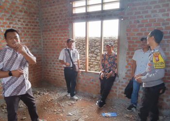 Bhabinkamtibmas Polsek Lebong Utara Hadiri Monev di Desa Kampung Muara Aman