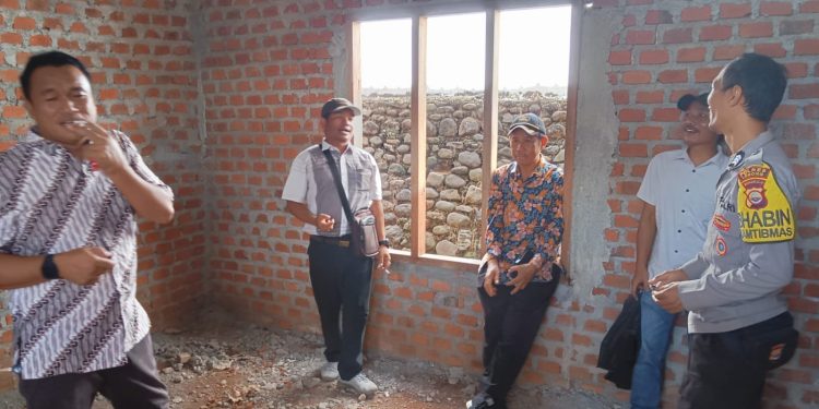 Bhabinkamtibmas Polsek Lebong Utara Hadiri Monev di Desa Kampung Muara Aman