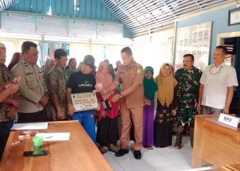 Sampaikan Imbauan Kamtibmas, Bhabinkamtibmas Polsek Lebong Selatan Hadiri Penyaluran BLT DD di Desa Kota Donok