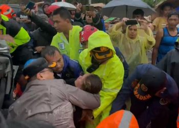 Detik-detik Kapolres Purwakarta Evakuasi Korban Tabrakan Beruntun Tol Cipularang