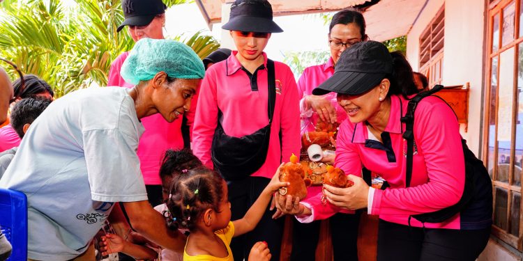 Ketum Bhayangkari Juliati Sigit Prabowo Tinjau Dua Posko Pengungsian Bencana Erupsi Gunung Lewotobi