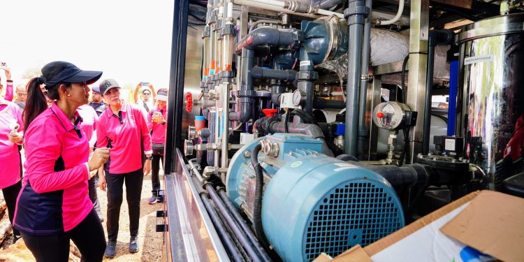 Ketua Umum Bhayangkari Tinjau Penyaluran Air Bersih bagi Pengungsi Erupsi Gunung Lewotobi di Posko Kobasoma