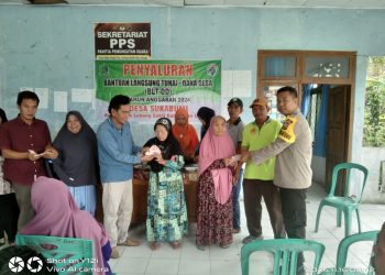 Bhabinkamtibmas Polsek Lebong Tengah Hadiri Pembagian BLT DD di Desa Suka Bumi