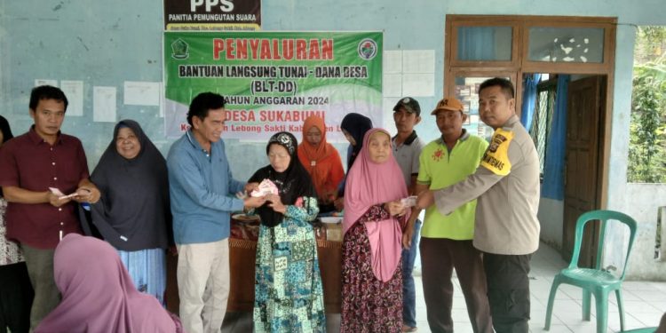 Bhabinkamtibmas Polsek Lebong Tengah Hadiri Pembagian BLT DD di Desa Suka Bumi