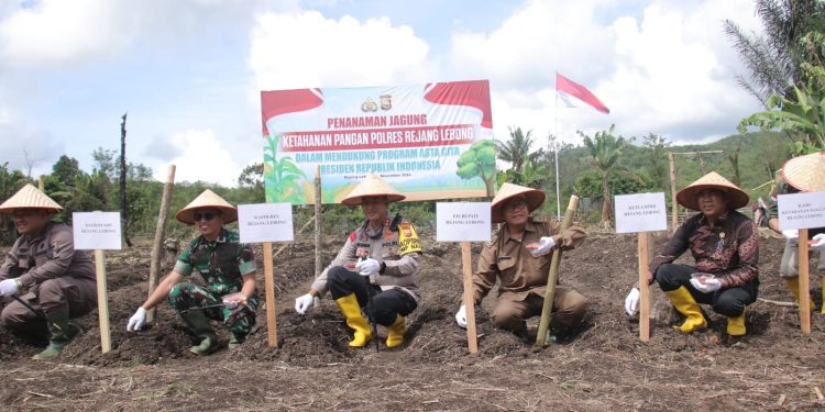 Kapolres Rejang Lebong Pimpin Penanaman Jagung di Desa Pungguk Lalang dalam Mendukung Program Ketahanan Pangan Nasional
