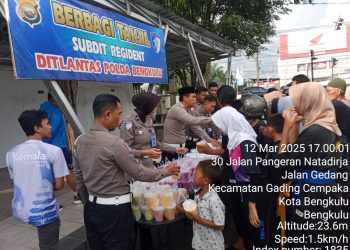 DITLANTAS Polda Bengkulu Berbagi Takjil ,Eratkan Silahturahmi di Bulan Ramadhan