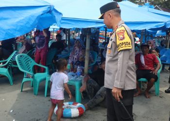 Kapolda Bengkulu Memantau Langsung Masyarakat Yang Berwisata Di Pantai Zakat