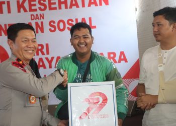 Driver Ojek Online Terima Bantuan Kesehatan dan Bantuan Sosial dari Polri dalam Rangka HUT Bhayangkara ke -79