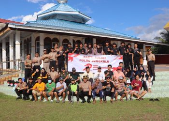 Karolog Polda Bengkulu Pimpin Bakti Religi di Masjid Nur Qolbi Komplek Pepabri dan Pembagian Bansos