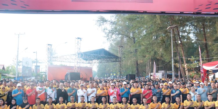 Polda Bengkulu Gelar Semarak Bhayangkara dalam Rangka HUT Bhayangkara ke-79 : Kapolda Bengkulu Buka Kegiatan Jalan Santai