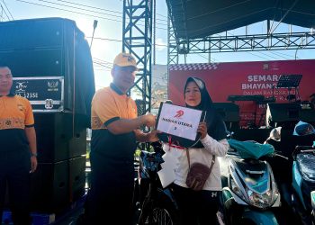 Kapolda Bengkulu berikan Motor kepada petugas kebersihan dalam Semarak Bhayangkara