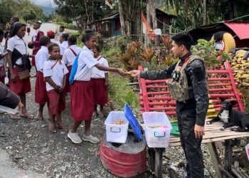 Sebagai Bentuk Kepedulian, Personel Satgas Ops Damai Cartenz Bagikan Sarapan untuk Anak-anak di Puncak Jaya