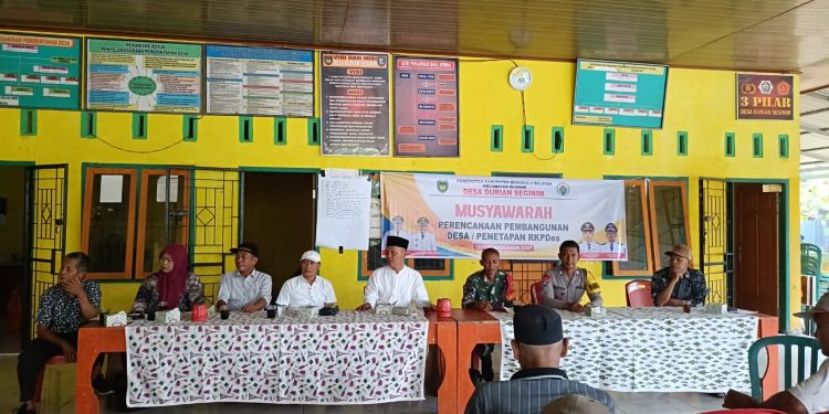 BHABINKAMTIBMAS POLSEK SEGINIM HADIRI MUSYAWARAH PENETAPAN RKPDes 2027 DI DESA DURIAN SEGINIM