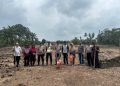 DUKUNG KETAHANAN PANGAN NASIONAL, KAPOLSEK PINO BERSAMA BHABINKAMTIBMAS DAMPINGI WARGA TANAM JAGUNG DI DESA ULAK LEBAR