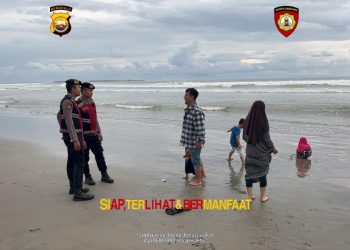 Ditsamapta Polda Bengkulu Lakukan Patroli di Pantai Panjang, Berikan Himbauan Keselamatan kepada Wisatawan