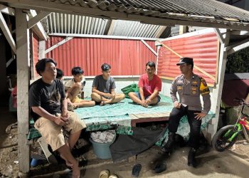 Bhabinkamtibmas Polsek Kaur Tengah Pantau Poskamling di Desa Serdang Indah