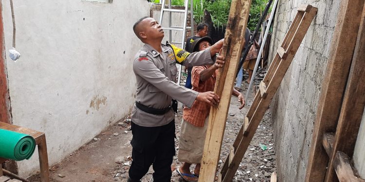 Anggota Polres Wonosobo Renovasi 3 Warga Tak Layak Huni di Desa Wonosobo