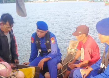 Gunakan KP XXVII-2002, Ditpolairud Polda Bengkulu Sambangi Nelayan di Perairan Muara Dua