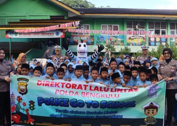 Ditlantas Polda Bengkulu Gelar Sosialisasi Rambu Lalu Lintas di SDN 01 Kota Bengkulu Police Go to School