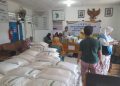 Personel Polsek Teluk Segara Kawal Penyaluran Beras dan Minyak Goreng untuk Warga Penerima Manfaat