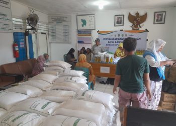 Personel Polsek Teluk Segara Kawal Penyaluran Beras dan Minyak Goreng untuk Warga Penerima Manfaat