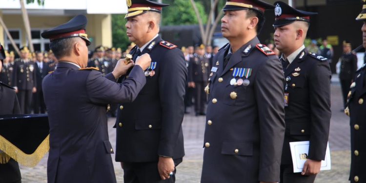 Kapolda Bengkulu Pimpin Upacara Penganugerahan Tanda Kehormatan Satyalancana Pengabdian Personel Polda Bengkulu