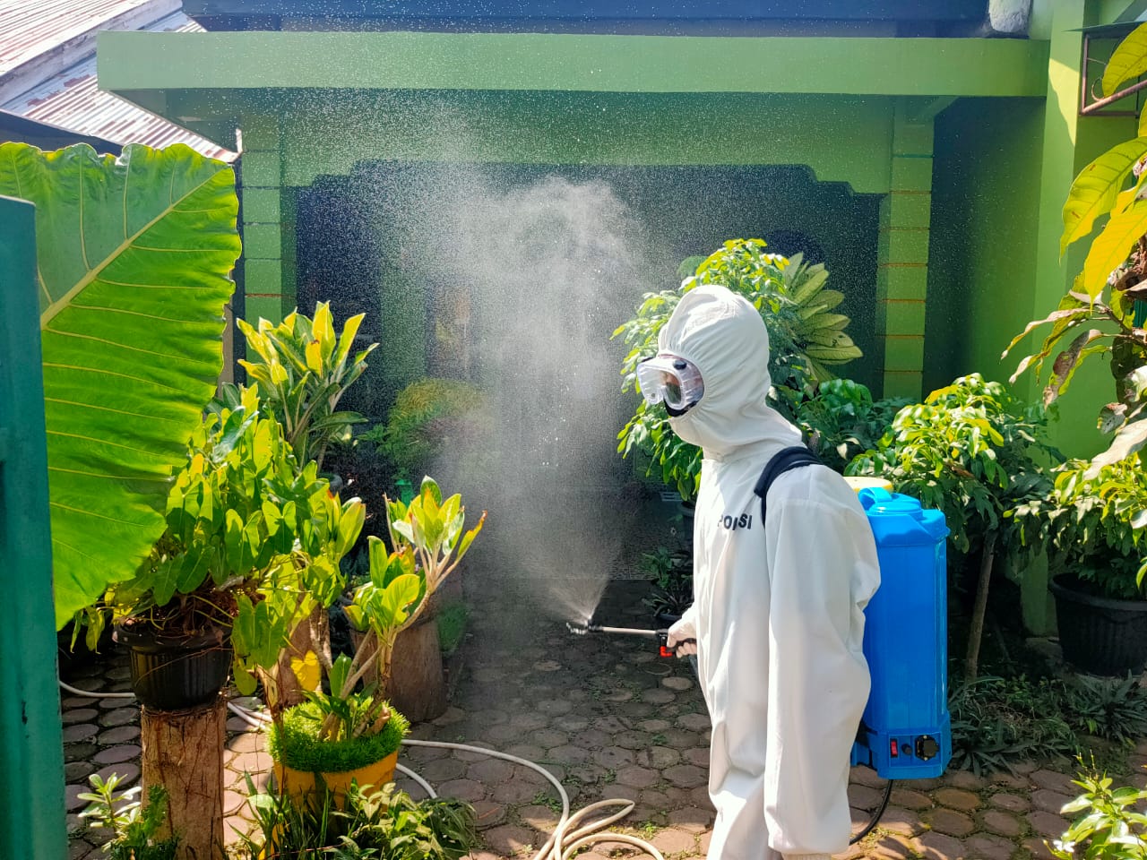 Cegah Penyebaran Covid-19, Unit KBR Gegana Satbrimobda Bengkulu Semprotkan Disinfektan di masjid dan Rumah Warga