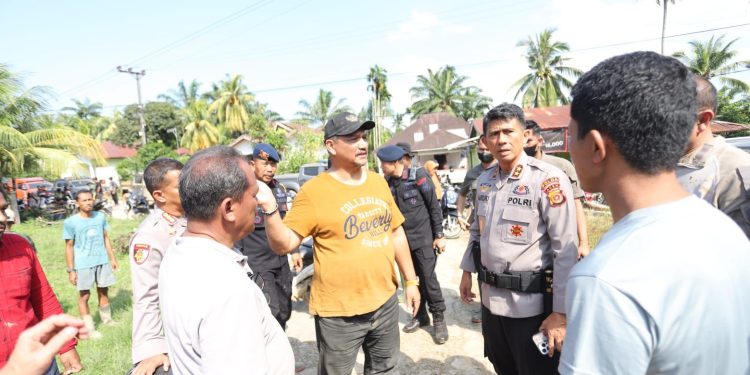Kapolda Aceh “Menerobos” Lumpur dan Banjir tiba di Tamiang, pastikan penanganan banjir berjalan cepat dan terkoordinasi.