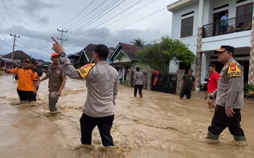 Kapolres Pantau Langsung Situasi Banjir di Lebong