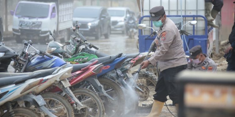 Polri Hadir di Tengah Bencana, Tim SAR Pasukan Pelopor Bantu Warga Terdampak Banjir