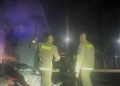 Gerak Cepat, Personel Dit Samapta Polda Bengkulu Padamkan Kebakaran Pondok Makan di Pantai Panjang