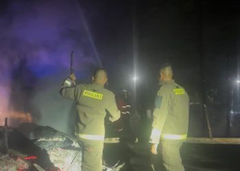 Gerak Cepat, Personel Dit Samapta Polda Bengkulu Padamkan Kebakaran Pondok Makan di Pantai Panjang