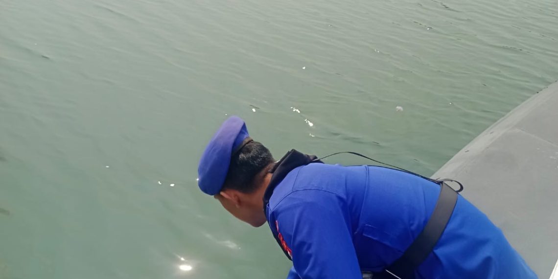 Ditpolairud Polda Bengkulu Gelar Bersih Sampah Laut dan Sambang Polisi RW, Ajak Warga Jaga Laut dan Kamtibmas