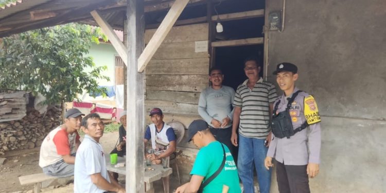 Bhabinkamtibmas Sambangi Warga Desa Tiambang, Dorong Akses Bansos dan Cegah Karhutla