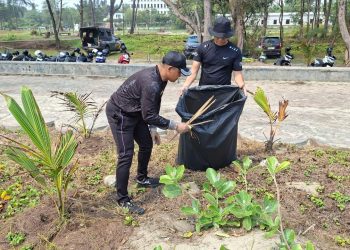 Peduli Kebersihan, Personel Dit Samapta Polda Bengkulu Bersihkan Pantai