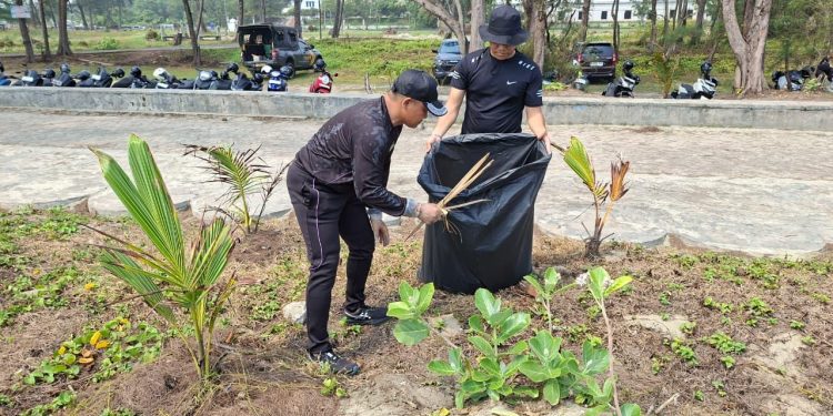 Peduli Kebersihan, Personel Dit Samapta Polda Bengkulu Bersihkan Pantai