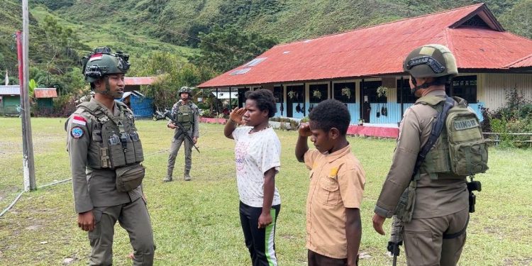 Satgas Ops Damai Cartenz 2026 Latih Disiplin dan Karakter Siswa SD Dondobaga di Mulia