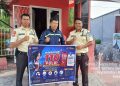Sambangi Satuan Pengamanan, Bhabinkamtibmas Sosialisasikan Layanan Call Center 110