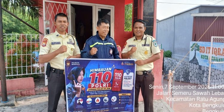 Sambangi Satuan Pengamanan, Bhabinkamtibmas Sosialisasikan Layanan Call Center 110